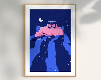 Può includere: Due persone con capelli scuri e barba sono sdraiate a letto sotto una coperta blu con stelle bianche. La coperta è a righe blu e bianche. Lo sfondo è un cielo notturno blu scuro con una luna crescente e stelle.