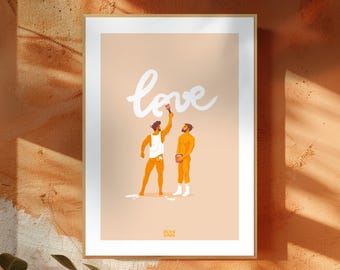 Può includere: Due uomini in costume da bagno dipingono la parola "love" su un muro color pesca. Uno tiene un pennello e l'altro un barattolo di vernice.