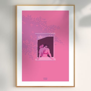 Peut inclure: Une illustration rose de deux personnes qui s'embrassent dans une fenêtre. La fenêtre est encadrée de blanc et a un store blanc. L'arrière-plan est un mur rose avec un motif de feuilles dans une nuance de rose plus claire.