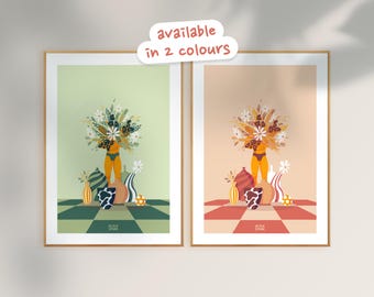 Può includere: Due illustrazioni incorniciate di una figura umana stilizzata con una corona di fiori in piedi su un pavimento a scacchi con vari vasi e altri oggetti decorativi. Le illustrazioni sono in due palette di colori: verde e arancione, e pesca e arancione.