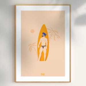 Peut inclure: Illustration numérique d'une personne debout sur une planche de surf jaune portant un maillot de bain rayé bleu et blanc. L'arrière-plan est de couleur pêche avec des palmiers et un soleil.