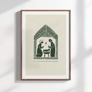 Könnte beinhalten: Ein gerahmter Druck mit einer grünen Illustration der Geburt Christi. Das Kunstwerk zeigt Maria, Josef und das Jesuskind in einem stilisierten Haus. Der Text unten lautet: "LET EVERY HEART PREPARE HIM ROOM."