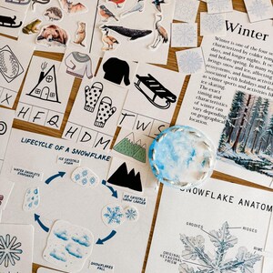 Peut inclure: Ensemble de mat&eacute;riel &eacute;ducatif sur le th&egrave;me de l'hiver, comprenant des autocollants d'animaux, des diagrammes de flocons de neige et une description textuelle de l'hiver. Les illustrations pr&eacute;sentent des animaux, des flocons de neige et des activit&eacute;s hivernales.