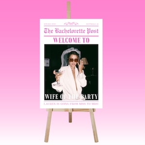 Peut inclure: Une pancarte de bienvenue pour un enterrement de vie de jeune fille avec un design de journal. La pancarte présente une photo d'une femme portant une robe blanche et des lunettes de soleil, tenant un verre de champagne. Le texte sur la pancarte indique "The Bachelorette Post", "Welcome To", "Wife of the Party", et "Lauren is going from Miss to Mrs!"