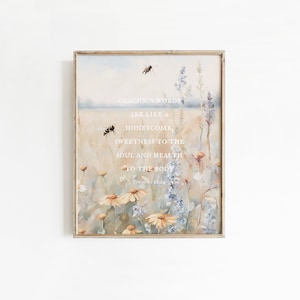 Puede incluir: Una pintura al agua enmarcada de un campo de flores silvestres con abejas volando alrededor. La pintura tiene una cita sobre las palabras amables que son como un panal, dulzura para el alma y salud para el cuerpo. La cita es de Proverbios 16:24.