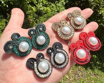 Brincos assimétricos em soutache: joias boho artesanais com pérolas.