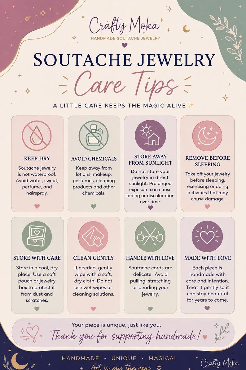 Pode incluir: Uma infografia informativa intitulada Crafty Moka Handmade Soutache Jewelry Care Tips. Apresenta oito caixas de cores pastel com &iacute;cones e instru&ccedil;&otilde;es de texto sobre como manter as joias secas, evitar produtos qu&iacute;micos e manuse&aacute;-las com cuidado.