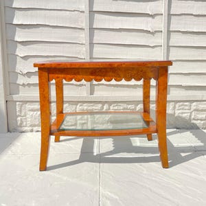 Burr Nussbaum Glasplatte Couchtisch / Beistelltisch mit gewellter Kante, Vintage Wohnkultur