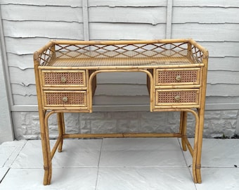 Tocador de ratán de bambú con tapa de vidrio, decoración de dormitorio bohemia vintage