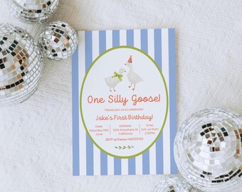 Puede incluir: Una invitación a rayas azules y blancas con un círculo verde que contiene dos gansos blancos. El texto dice "One Silly Goose! Please join us to celebrate! Jake's First Birthday!" con los detalles del evento: Fecha: Sábado 19 de junio, Dirección: 1234 Anywhere St, California, Hora: Únase a nosotros a partir de las 2:30 PM. RSVP a Danns +666123456
