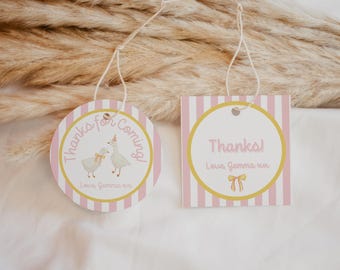 Könnte beinhalten: Zwei rosa-weiß gestreifte Dankeschön-Etiketten mit goldenen Akzenten. Eine Etikette hat ein rundes Design mit zwei Cartoon-Gänsen und dem Text "Danke fürs Kommen, Liebe, Gemma xx". Die andere Etikette hat ein quadratisches Design mit dem Text "Danke! Liebe, Gemma xx" und einer goldenen Schleife.