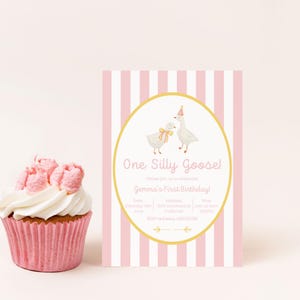Op de afbeelding: Roze en witte gestreepte uitnodiging met een gouden cirkel en twee witte ganzen met roze accenten. De tekst luidt "One Silly Goose! Please join us to celebrate Gemma's First Birthday!" met details voor het evenement.