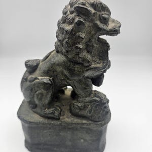 FOO  dog Statue