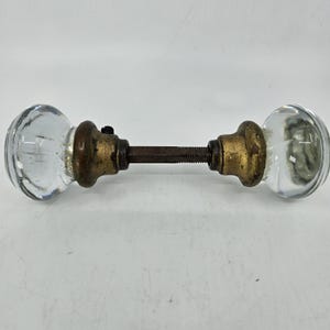 Poignée de porte en cristal antique, col en laiton et bronze, élément architectural de récupération des années 1910