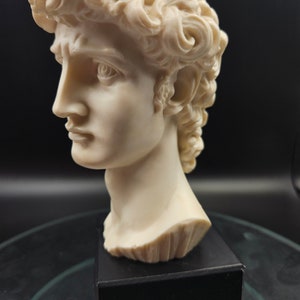 Busto de David italiano firmado por A. Santini, mediados del siglo XX