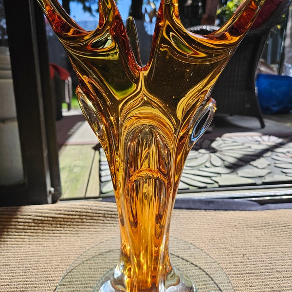 Vase en verre d'art ambré Lorraine 15 1/2", verre d'art canadien vintage. 1962-1976