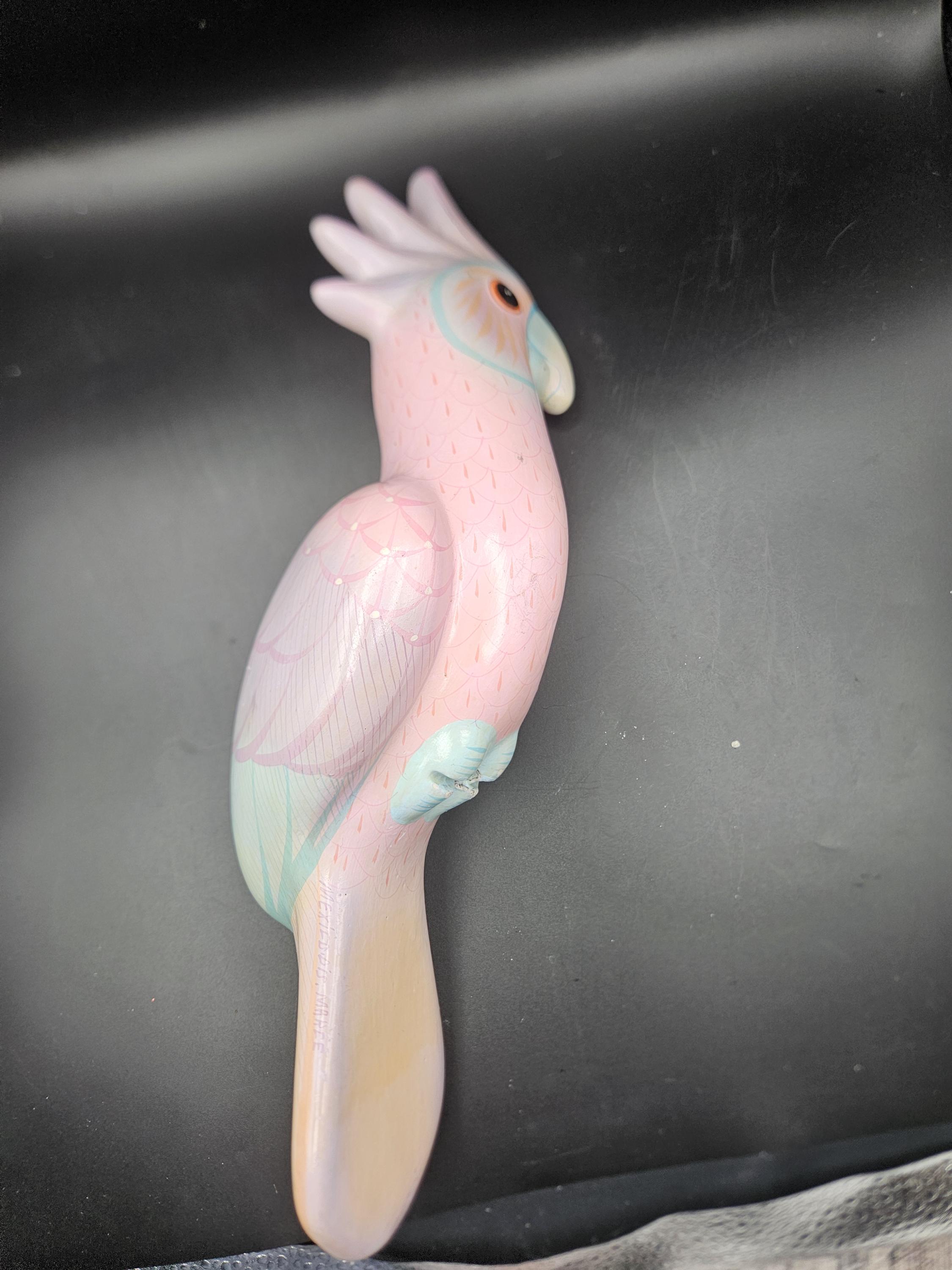 止まり木に止まる陶器のオウム（メキシコ） アーティストのサイン入り 