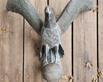 Gran paloma metálica con veleta de boticario.