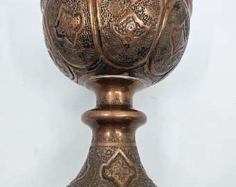 Antico calice persiano in rame con intricate decorazioni in metallo incise a mano.