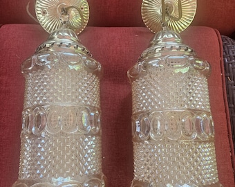 Para zabytkowych lamp wiszących z bursztynowego szkła: lampa wisząca z połowy XX wieku.