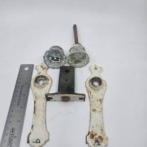 Poignée de porte ancienne en cristal cannelé, col en laiton et bronze, loquet à mortaise et plaques, éléments architecturaux de récupération des années 1910