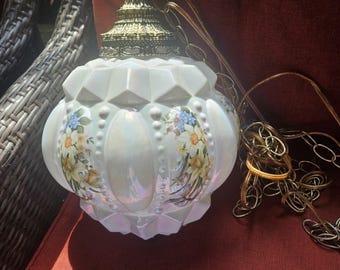 Vintage MCM blommig Swag-lampa, utsmyckad guldfärgad skimrande glasglobhänge