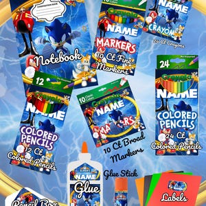 Puede incluir: Un conjunto de útiles escolares con Sonic el Erizo. Incluye un cuaderno, lápices de colores, ceras, rotuladores, pegamento, etiquetas y un estuche. Los productos son de varios colores, con el personaje Sonic en un lugar destacado.