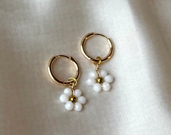 Pendientes de aro de acero inoxidable con flor de perlas blancas y plateadas margarita, margarita, pendientes, regalo para ella, esposa, San Valentín, cumpleaños