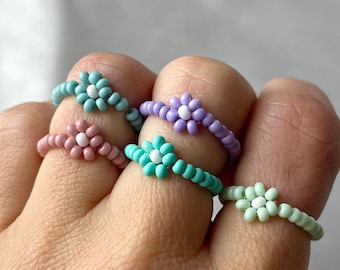 Anello di perle con margherite fatto di perline colorate, blu, rosa, turchese, menta, verde, regalo, Natale, compleanno, perline, Permalux