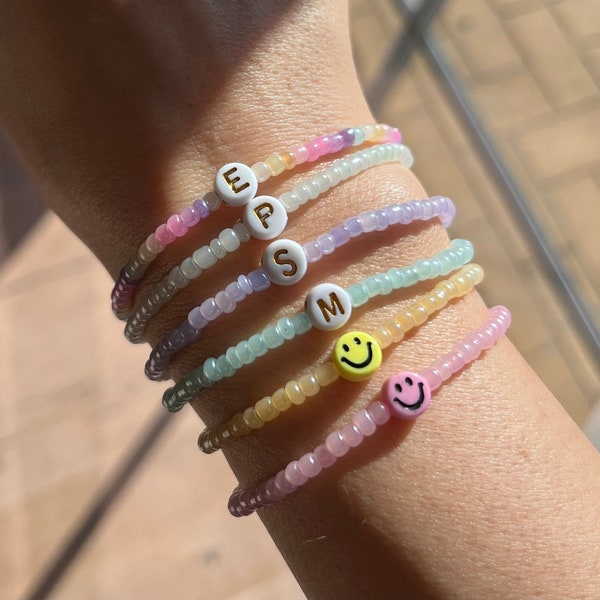 Handgefertigtes Perlenarmband mit Smileys oder Buchstaben, Geschenk personalisiert, Freundin, bunt, Farben