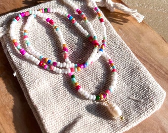 Handgemachte Kette aus bunten Perlen mit einer natürlichen Süßwasserperle, Geschenk Freundin, boho, Hippie, surfer, sommerlich, Gold