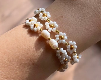 Bracciale fatto a mano fatto di perle e fiori in bianco, fiore di margherita, margherita, con perle d'acqua dolce, regalo per la fidanzata