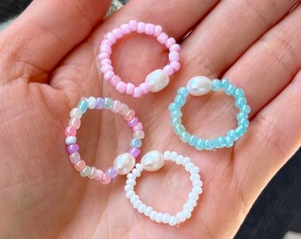 Anelli colorati fatti di perle di vetro con una perla d'acqua dolce, diversi colori, pastello, regalo per ragazze, fidanzate, donne, estivi, boho