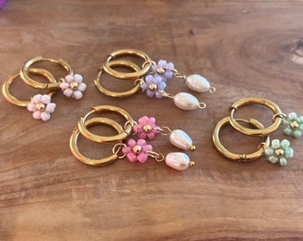 Creolen aus 304 Edelstahl in Gold mit einer Blume aus Perlen, Gänseblümchen, Daisy und einer Süßwasserperle, weiß, Geschenk Freundin,