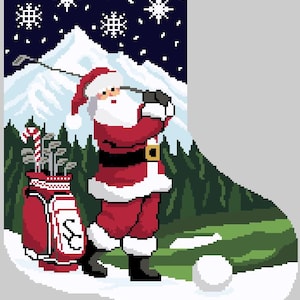 Könnte beinhalten: Ein Weihnachtsstrumpf mit einem Weihnachtsmann, der auf einem grünen Golfplatz mit einem schneebedeckten Berg im Hintergrund Golf spielt. Der Strumpf ist mit Schneeflocken und einem Nachthimmel verziert.