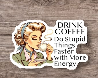 Bebe café y haz cosas tontas más rápido con más energía. Adhesivo holográfico de vinilo divertido para portátil, botella de agua y agenda. Adhesivo divertido.
