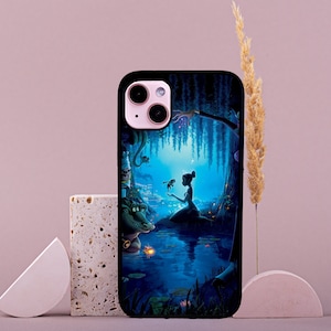 Könnte beinhalten: Eine schwarze iPhone-Hülle mit einem farbenfrohen Bild einer Prinzessin aus dem Disney-Film Die Prinzessin und der Frosch. Das Bild zeigt die Prinzessin in einem grünen Kleid, die in einem Sumpf mit einem Frosch und einem Glühwürmchen steht.