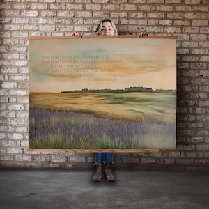 Puede incluir: Una pintura de acuarela de un campo de lavanda con una cita de Números 6:24-26, "Que el Señor te bendiga y te guarde; que el Señor haga resplandecer su rostro sobre ti, y tenga misericordia de ti; que el Señor levante su rostro hacia ti, y te dé paz."