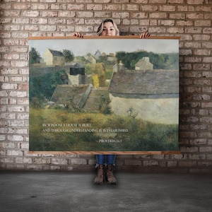Pode incluir: Pintura de paisagem emoldurada retratando uma cena de vila com casas e vegetação. A obra de arte tem uma paleta de cores suaves com foco em tons terrosos. O texto na parte inferior diz: "COM SABEDORIA SE EDIFICA A CASA, E COM INTELIGÊNCIA SE ESTABELECE - PROVÉRBIOS 24:3."