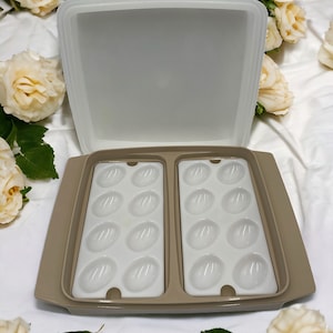 Vintage Tupperware 723 Beige Almond Deviled Eierbehälter Tablett, 4-teilig mit Deckel