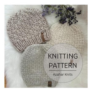 Può includere: Sono presentati tre berretti lavorati a maglia in tonalità neutre beige e grigie. I berretti hanno diverse trame e motivi a punto. Il testo "KNITTING PATTERN" e "Azahar Knits" è visibile. Ogni berretto ha una piccola etichetta in pelle.