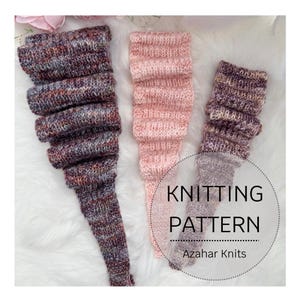 Può includere: Due scaldagambe a maglia, uno rosa e uno in una miscela di marrone, grigio e bianco. Gli scaldagambe sono piegati e mostrati su una superficie bianca e pelosa. Il testo "Knitting Pattern Azahar Knits" è visualizzato in un cerchio.