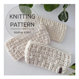 Pode incluir: Várias faixas de cabeça de malha creme com diferentes padrões. A imagem apresenta o texto "KNITTING PATTERN" e "Azahar Knits" dentro de um círculo. Folhagem verde é visível no fundo.