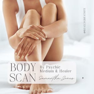 Può includere: Una casella di testo bianca con le parole "BODY SCAN" in caratteri grandi e grassetto e il testo "By Psychic Medium & Healer Samantha Jones" in caratteri più piccoli sotto. La casella di testo è su uno sfondo bianco con le gambe e le mani di una donna visibili sullo sfondo.