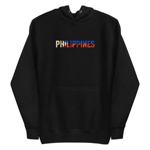 Puede incluir: Sudadera con capucha negra con la palabra "PHILIPPINES" impresa en el frente en rojo, blanco y azul.
