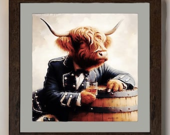 Peut inclure: Une peinture d'une vache écossaise portant une veste militaire bleue et tenant un verre de whisky. La vache est assise sur un tonneau en bois.