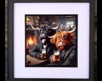Peut inclure: Impression d'art encadrée représentant deux vaches des Highlands dans un pub, chacune tenant une pinte de bière. L'une est noire, l'autre rousse, toutes deux portant des vestes. L'arrière-plan montre une cheminée et d'autres personnes.