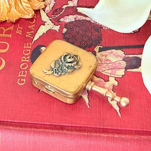 Cenicero de bolsillo con rosa de latón / Cenicero vintage de los años 50 con asa / Caja de latón con tapa abatible en miniatura / Pastillero o porta baratijas de mediados de siglo