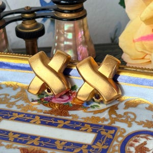 1980er Jahre Erwin Pearl Gold Ohrclips | Bold X-Form Ohrringe | Vintage signierte skulpturale Designer Schmuck | Statement Matt Gold Ohrringe