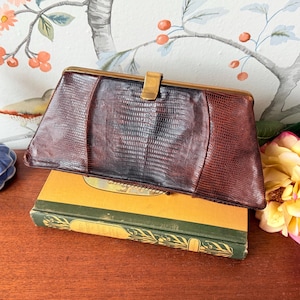 Bolso de mano vintage de lagarto bajo de los años 50 / Bolso de mano de cuero exótico genuino / Monedero de lagarto teju marrón con marco de latón / Bolso de piel de reptil de mediados de siglo